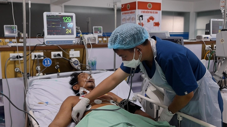 Cứu sống người đàn ông bị ong vò vẽ đốt 150 vết